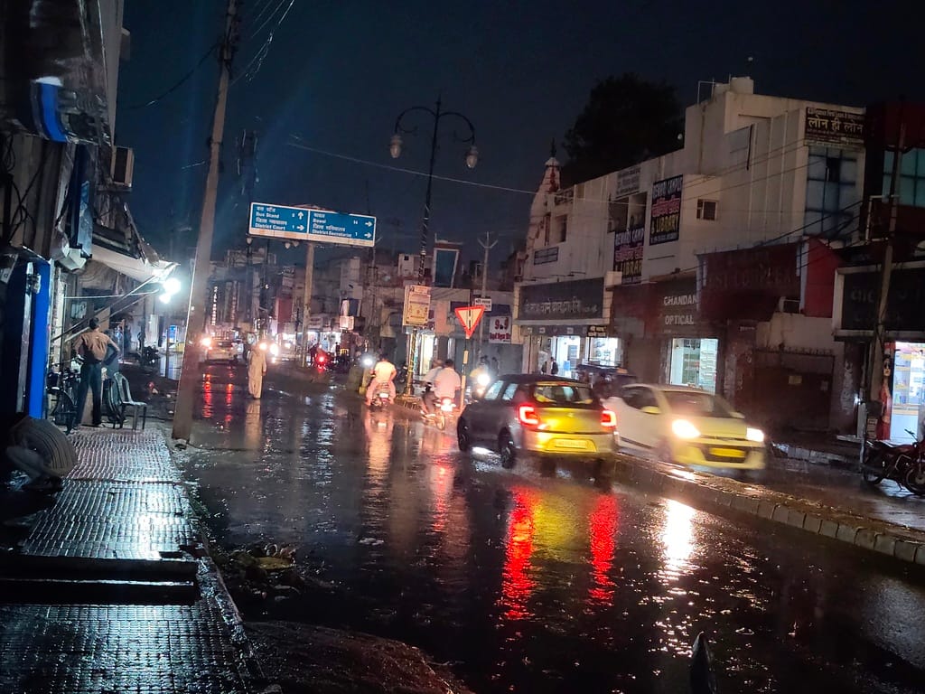 बारिश के बाद पड़े ओले दिखाते लोग। संवाद बारिश के बाद पड़े ओले दिखाते लोग। संवाद