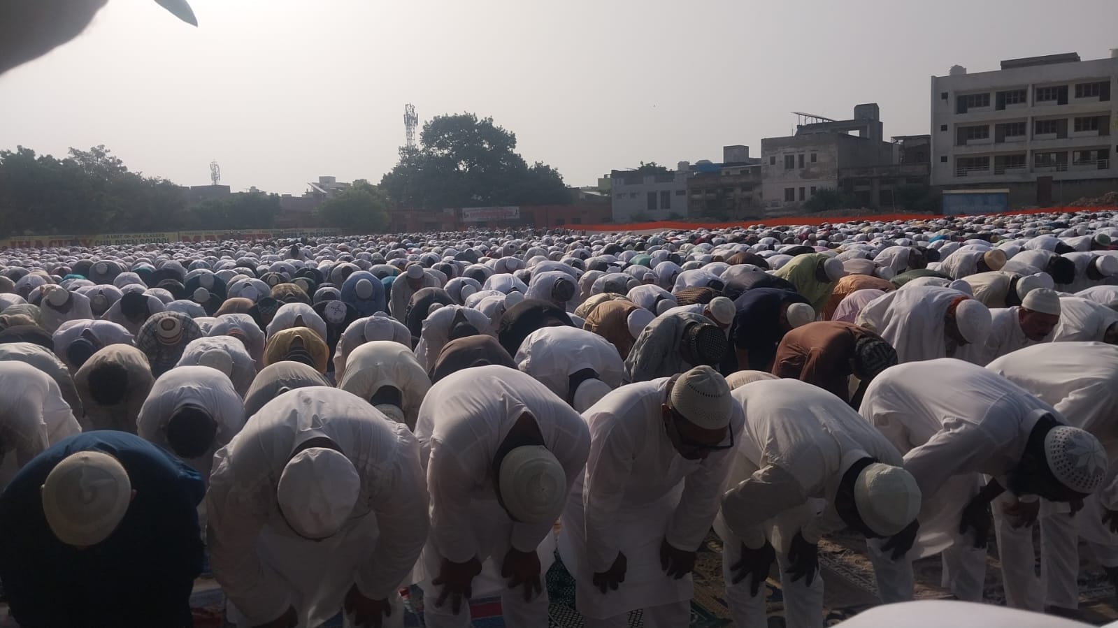 फोटो-03 ईदगाह स्थल पर मौजूद डीएम संतोष शर्मा,एसएसपी आदित्य लांग्हे,नगर आयुक्त प्रशांत नागर,एडीए फोटो-03 ईदगाह स्थल पर मौजूद डीएम संतोष शर्मा,एसएसपी आदित्य लांग्हे,नगर आयुक्त प्रशांत नागर,एडीए