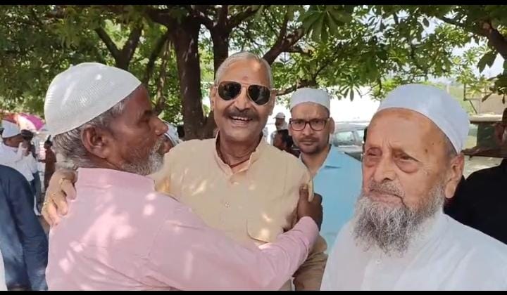 फोटो-10- शहर के ईदगाह में नमाज पढ़ते  नमाजी। संवाद