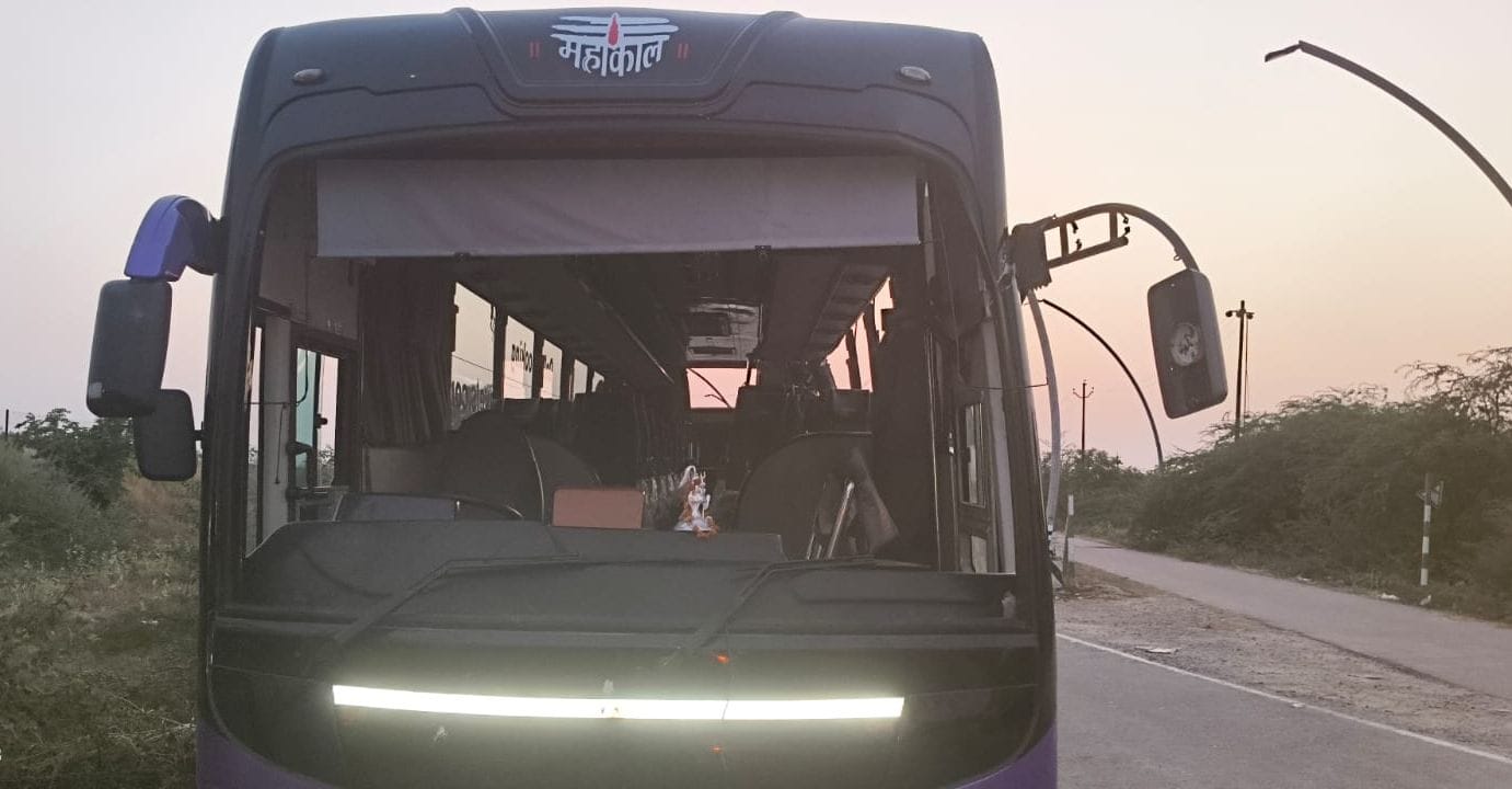फोटो-20- एक्सप्रेसवे की वह क्षतिग्रस्त पुलिया, जिससे टकराई थी बस। संवाद फोटो-20- एक्सप्रेसवे की वह क्षतिग्रस्त पुलिया, जिससे टकराई थी बस। संवाद