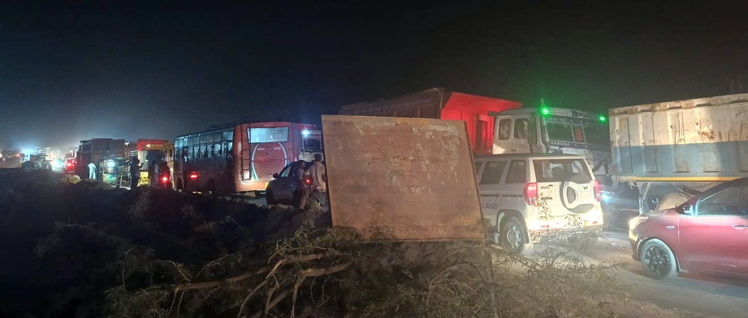 फोटो 27 एमएएचपी 16 परिचय-हाईवे पर गुगौरा चौकी के पहले लगे जाम में फंसे वाहन। संवाद