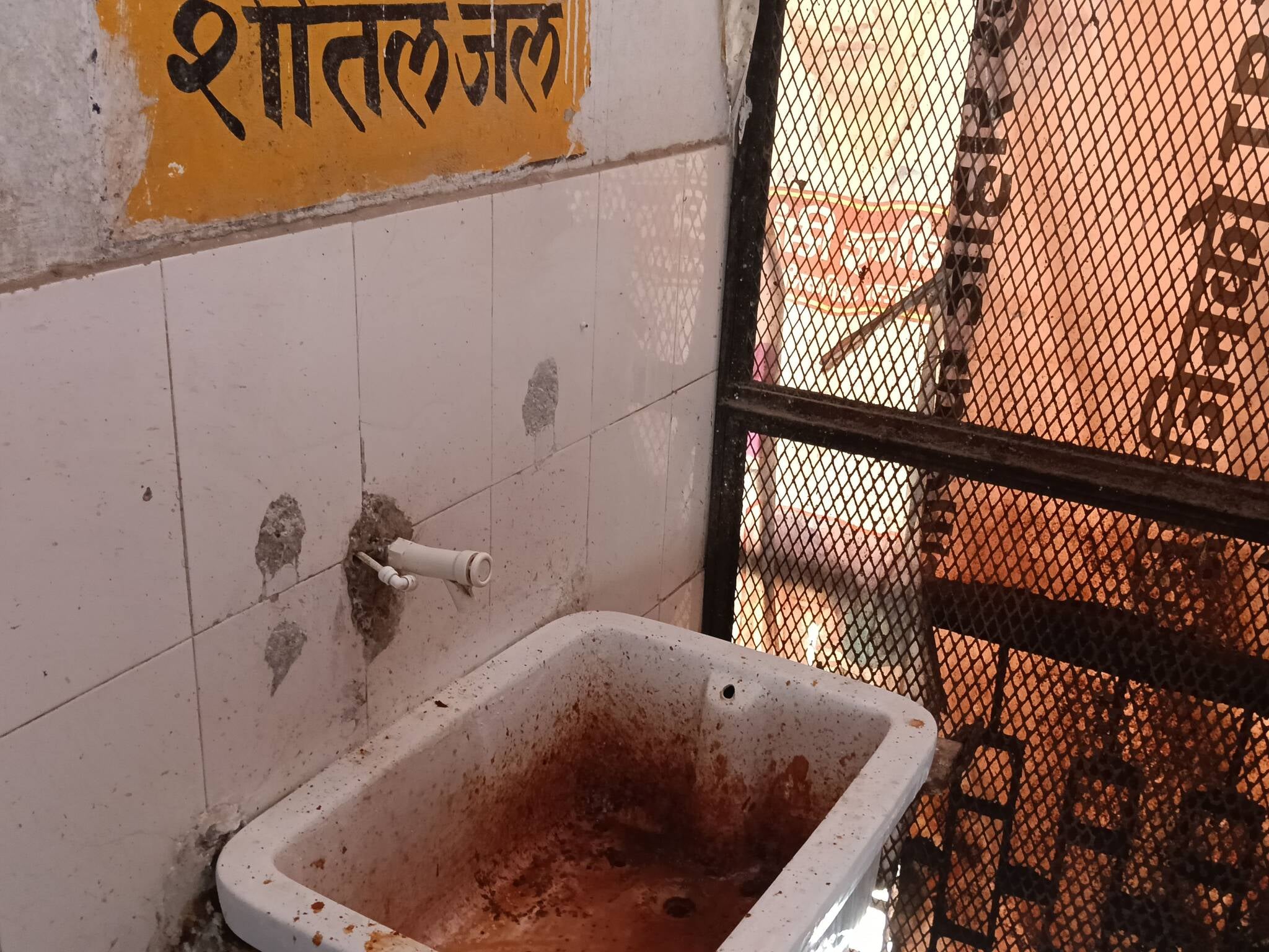 फोटो-29-जिला अस्पताल के शौचालय में लटका ताला। संवाद फोटो-29-जिला अस्पताल के शौचालय में लटका ताला। संवाद