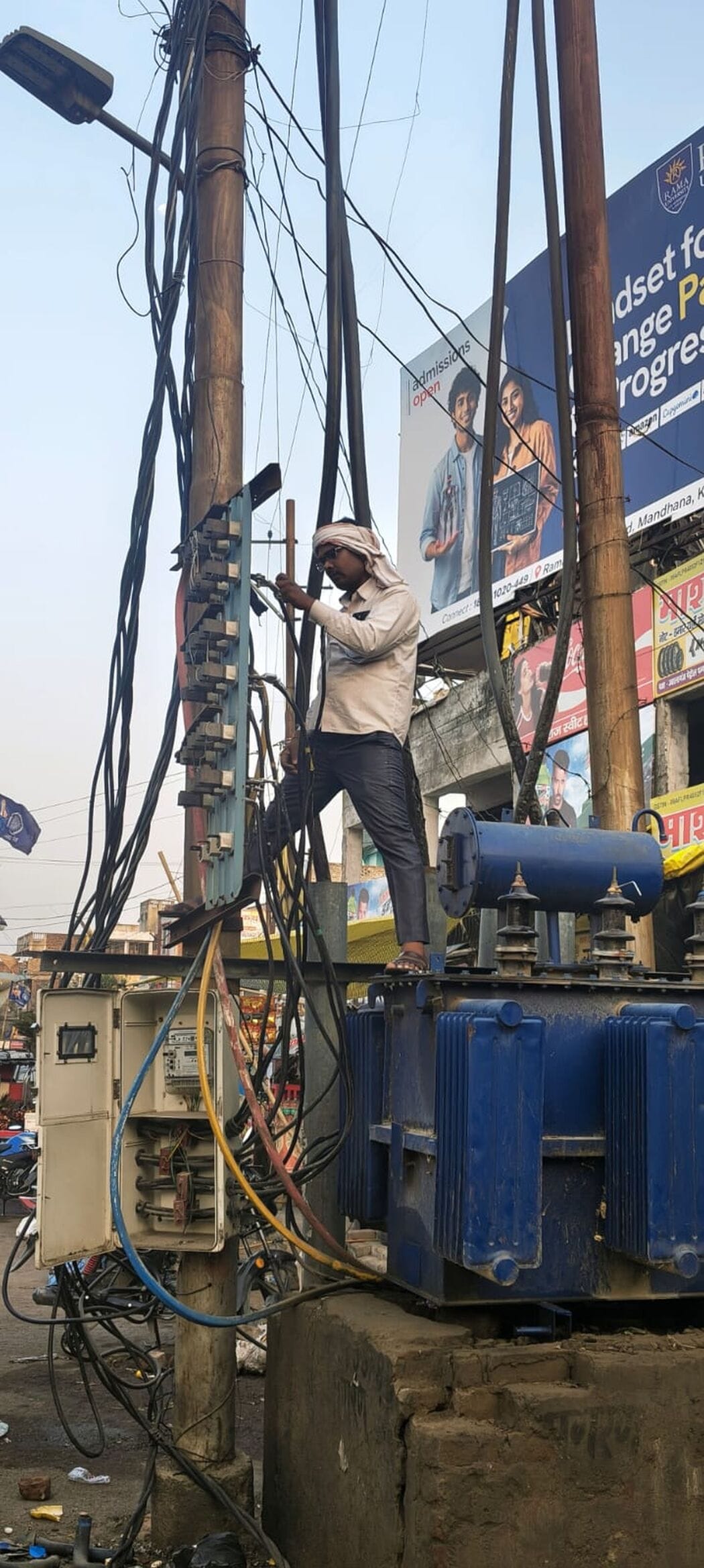 फोटो-33- बिजली लाइन ठीक करता बिजली कर्मी। संवाद फोटो-33- बिजली लाइन ठीक करता बिजली कर्मी। संवाद