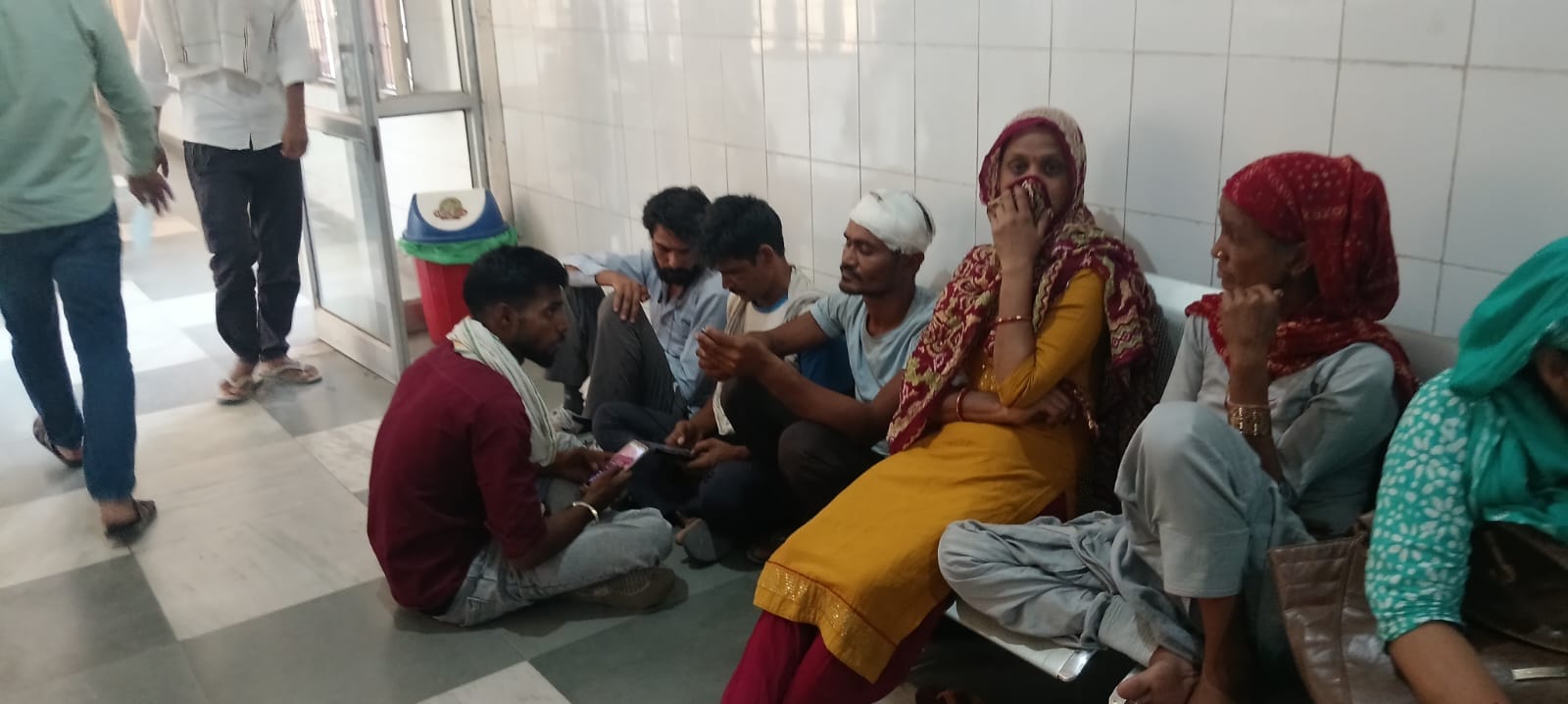 फोटो संख्या:63 अस्पताल में सीढि़यों पर बैठे मरीज। संवाद फोटो संख्या:63 अस्पताल में सीढि़यों पर बैठे मरीज। संवाद