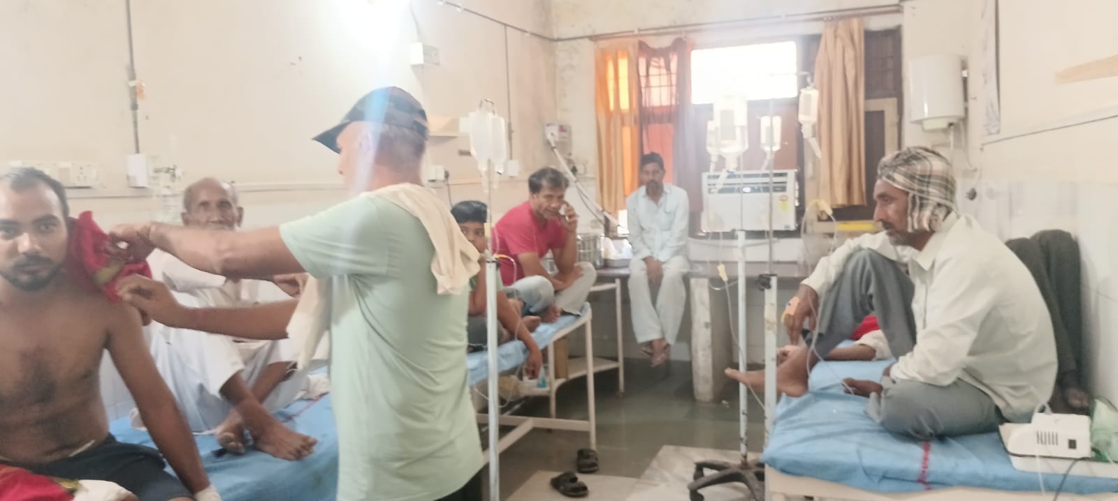 फोटो संख्या:63 अस्पताल में सीढि़यों पर बैठे मरीज। संवाद फोटो संख्या:63 अस्पताल में सीढि़यों पर बैठे मरीज। संवाद