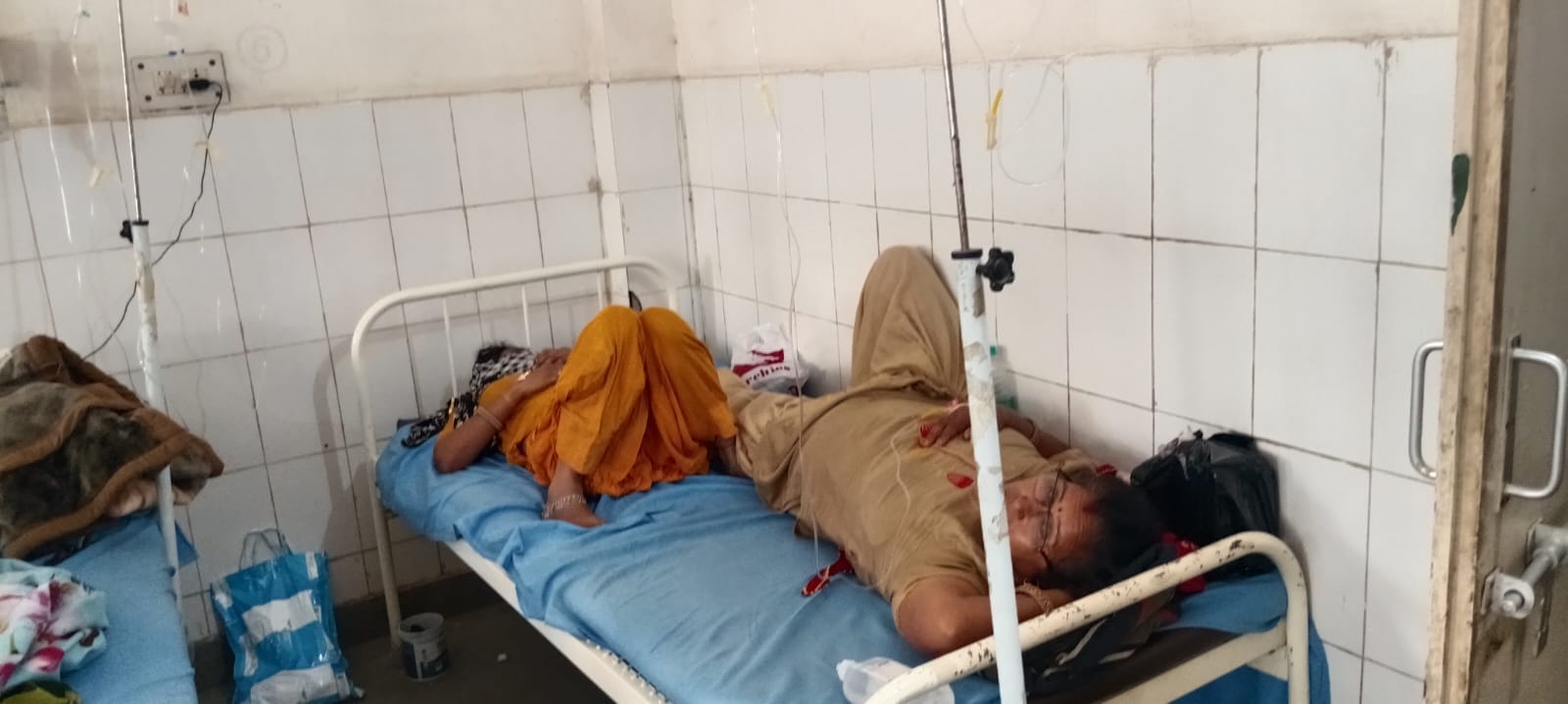 फोटो संख्या:63 अस्पताल में सीढि़यों पर बैठे मरीज। संवाद फोटो संख्या:63 अस्पताल में सीढि़यों पर बैठे मरीज। संवाद