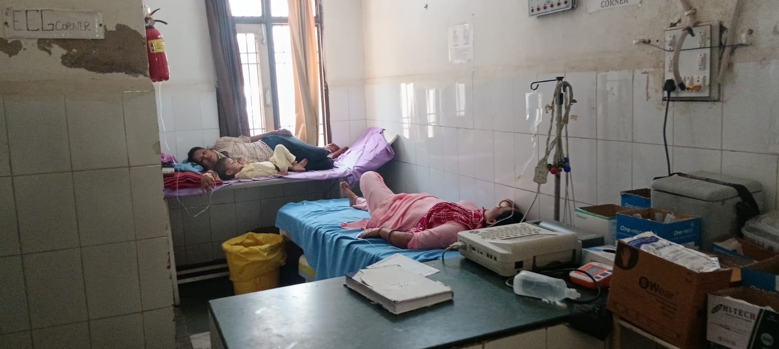 फोटो संख्या:63 अस्पताल में सीढि़यों पर बैठे मरीज। संवाद फोटो संख्या:63 अस्पताल में सीढि़यों पर बैठे मरीज। संवाद