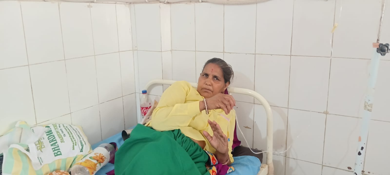 फोटो संख्या:63 अस्पताल में सीढि़यों पर बैठे मरीज। संवाद फोटो संख्या:63 अस्पताल में सीढि़यों पर बैठे मरीज। संवाद