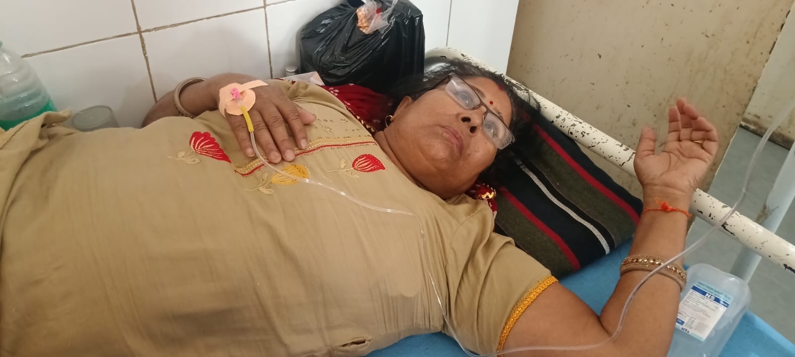 फोटो संख्या:63 अस्पताल में सीढि़यों पर बैठे मरीज। संवाद फोटो संख्या:63 अस्पताल में सीढि़यों पर बैठे मरीज। संवाद