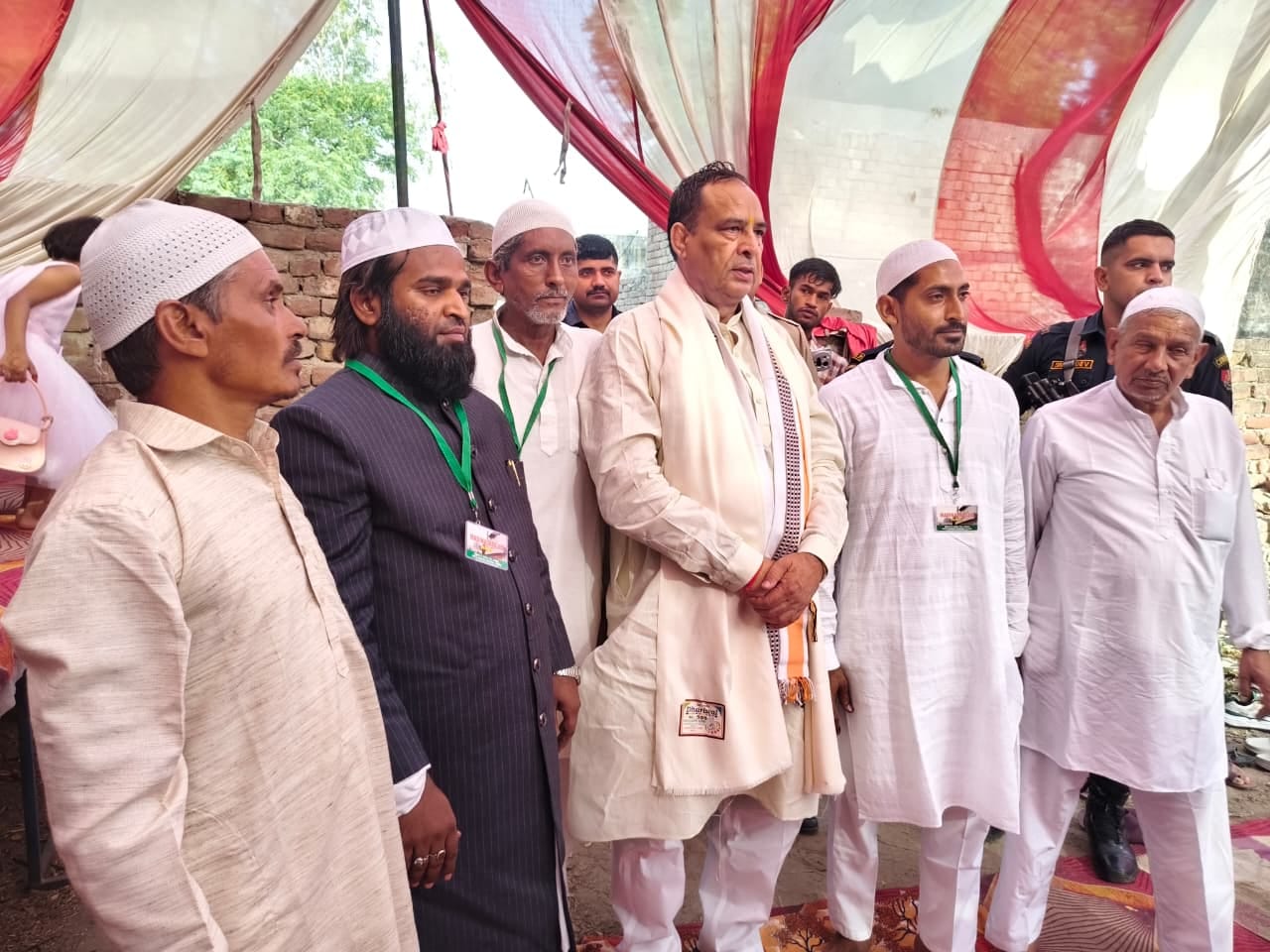 फोटो : सोनीपत की ईदगाह कॉलोनी में बकरीद के मौके पर नमाज के मौके पर मौजूद लोग। स्रोत: पाठक