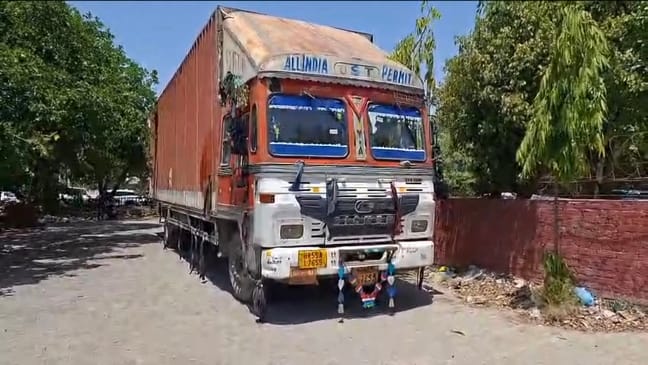 फोटो :: सोनीपत के मुरथल रोड पर ट्राला में टकराने से क्षतिग्रस्त हुई कार को देखते राहगीर। संवाद