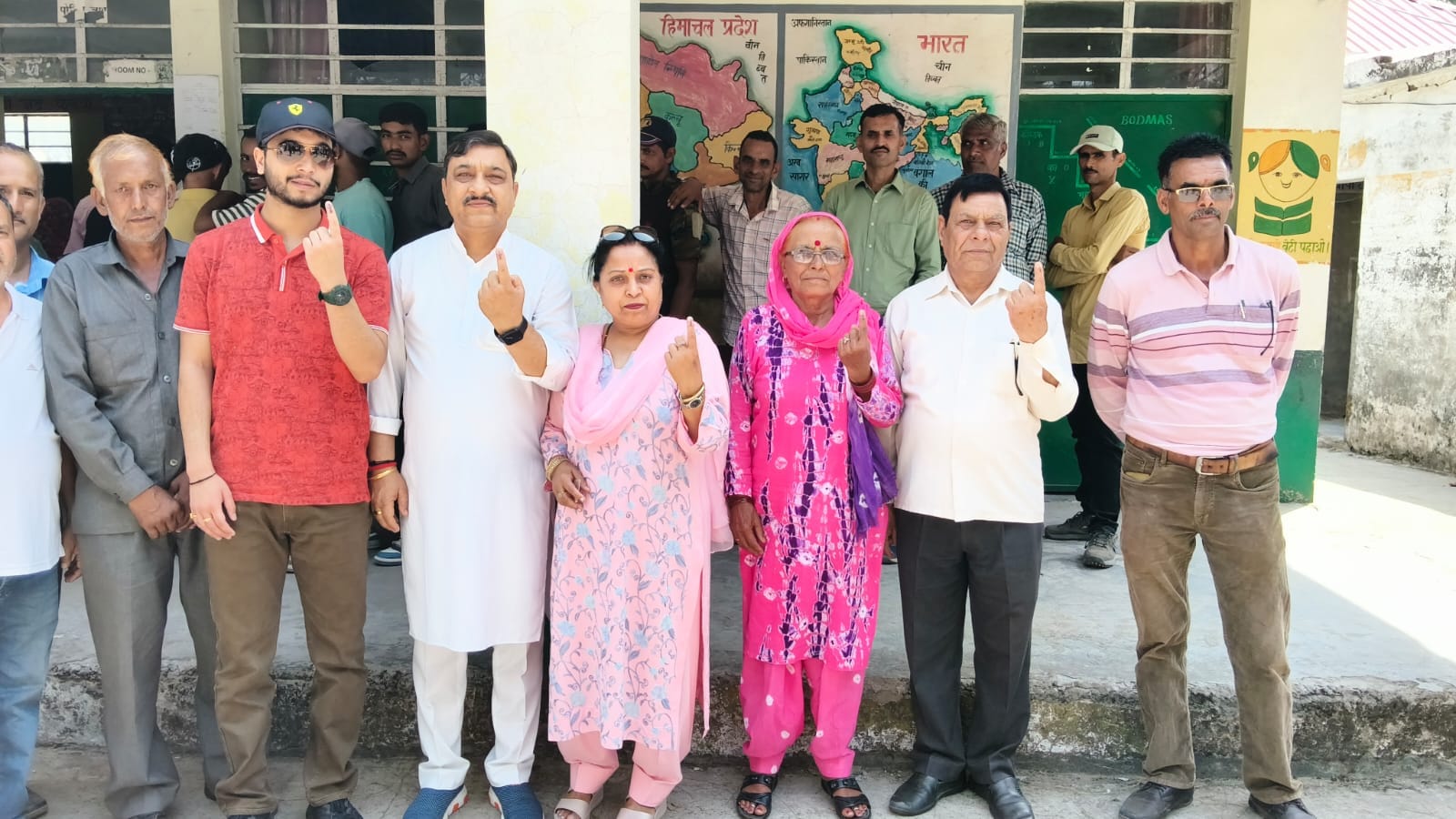 ग्राम पंचायत बिरला के तिरमली मतदान केंद्र पर मतदान करने पहुंची महिलाएं। संवाद