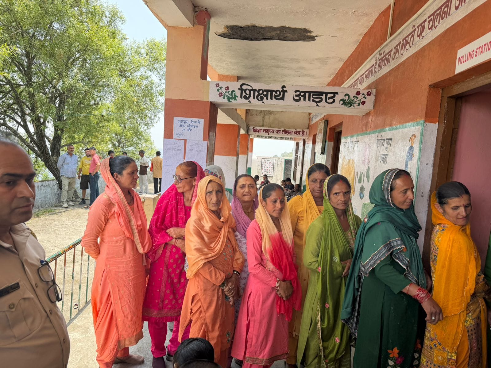 ग्राम पंचायत बिरला के तिरमली मतदान केंद्र पर मतदान करने पहुंची महिलाएं। संवाद