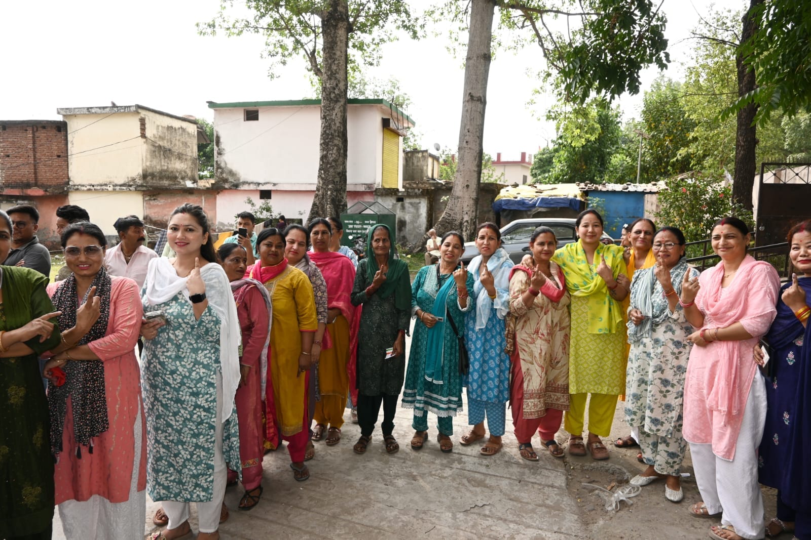 ग्राम पंचायत बिरला के तिरमली मतदान केंद्र पर मतदान करने पहुंची महिलाएं। संवाद