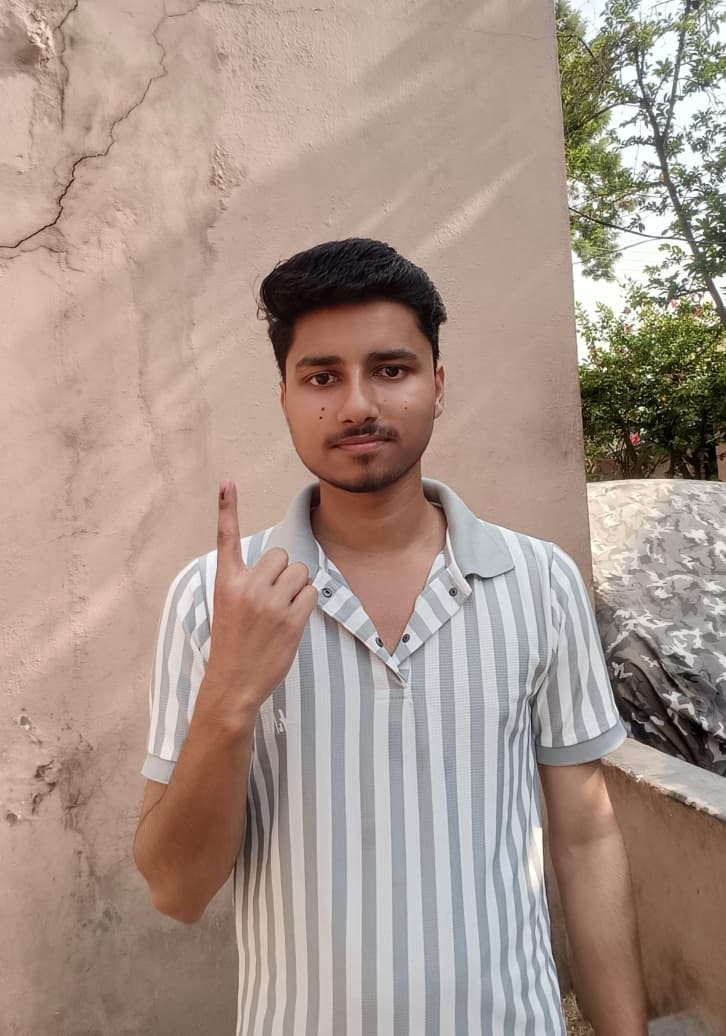 ग्राम पंचायत बिरला के तिरमली मतदान केंद्र पर मतदान करने पहुंची महिलाएं। संवाद