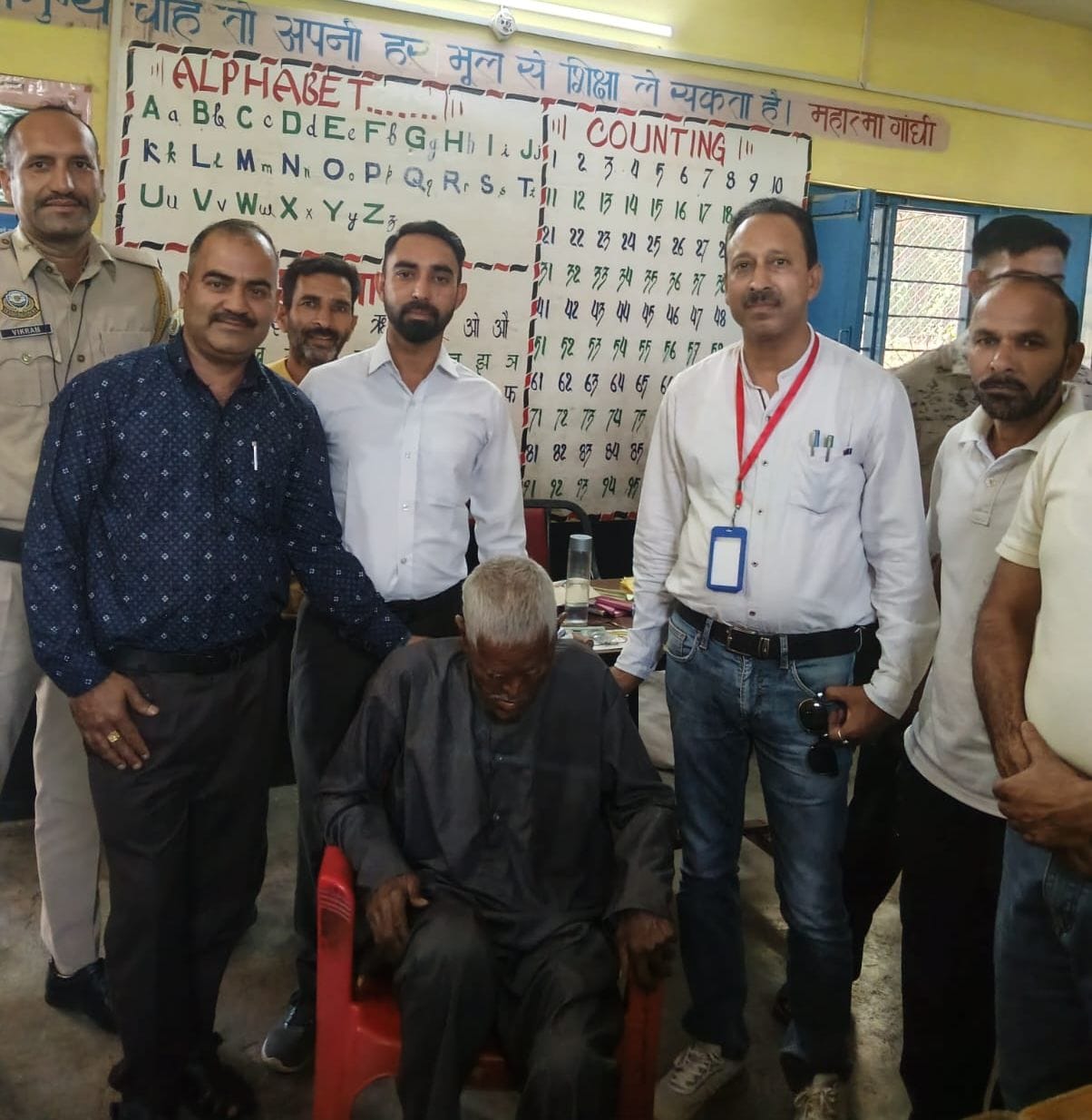 ग्राम पंचायत बिरला के तिरमली मतदान केंद्र पर मतदान करने पहुंची महिलाएं। संवाद