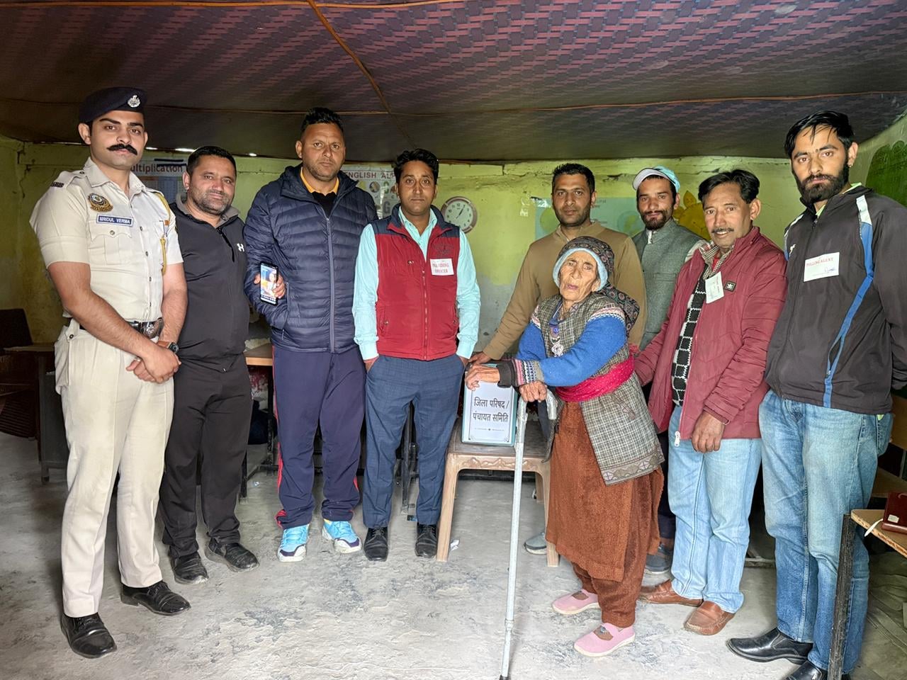 ग्राम पंचायत किरण के बूथ पर 3:00 बजे के बाद भी लंबी लाइन रही और करीब 50-60 लोगों ने 3:00 बजे के