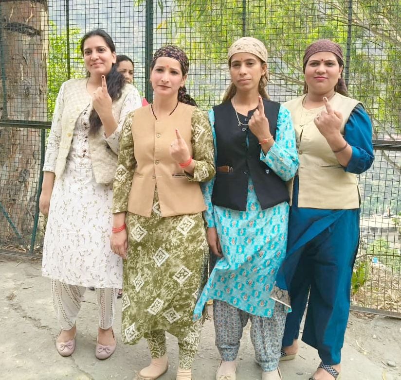 ग्राम पंचायत किरण के बूथ पर 3:00 बजे के बाद भी लंबी लाइन रही और करीब 50-60 लोगों ने 3:00 बजे के