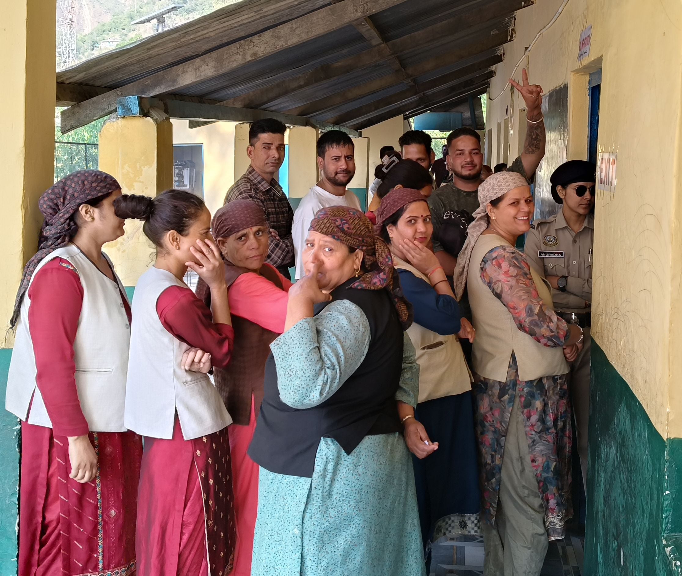 ग्राम पंचायत किरण के बूथ पर 3:00 बजे के बाद भी लंबी लाइन रही और करीब 50-60 लोगों ने 3:00 बजे के
