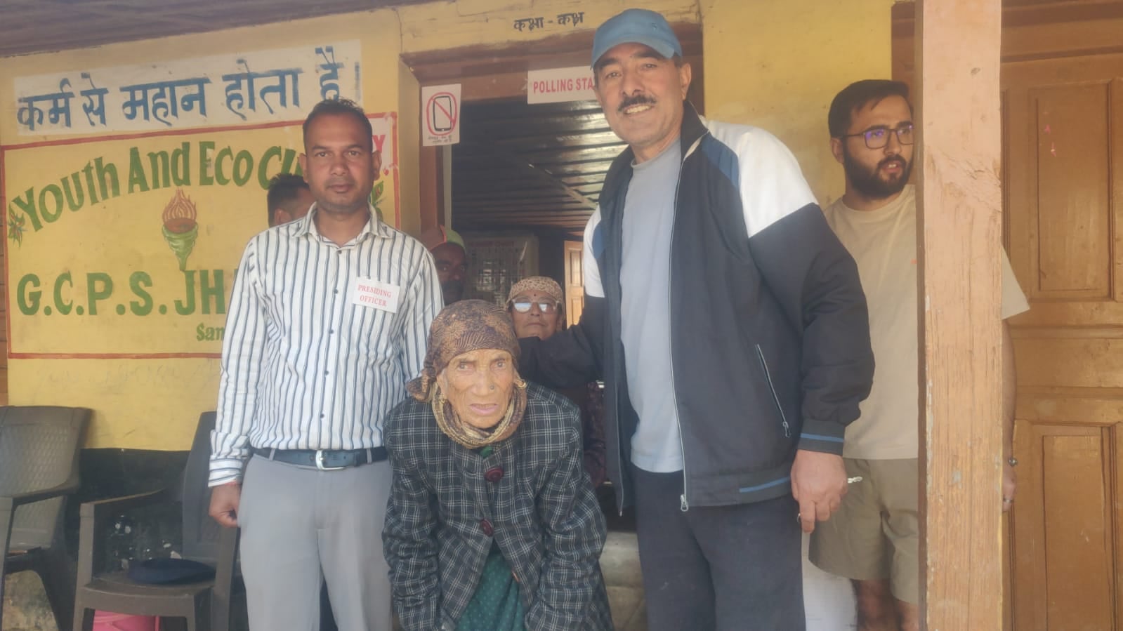 ग्राम पंचायत किरण के बूथ पर 3:00 बजे के बाद भी लंबी लाइन रही और करीब 50-60 लोगों ने 3:00 बजे के