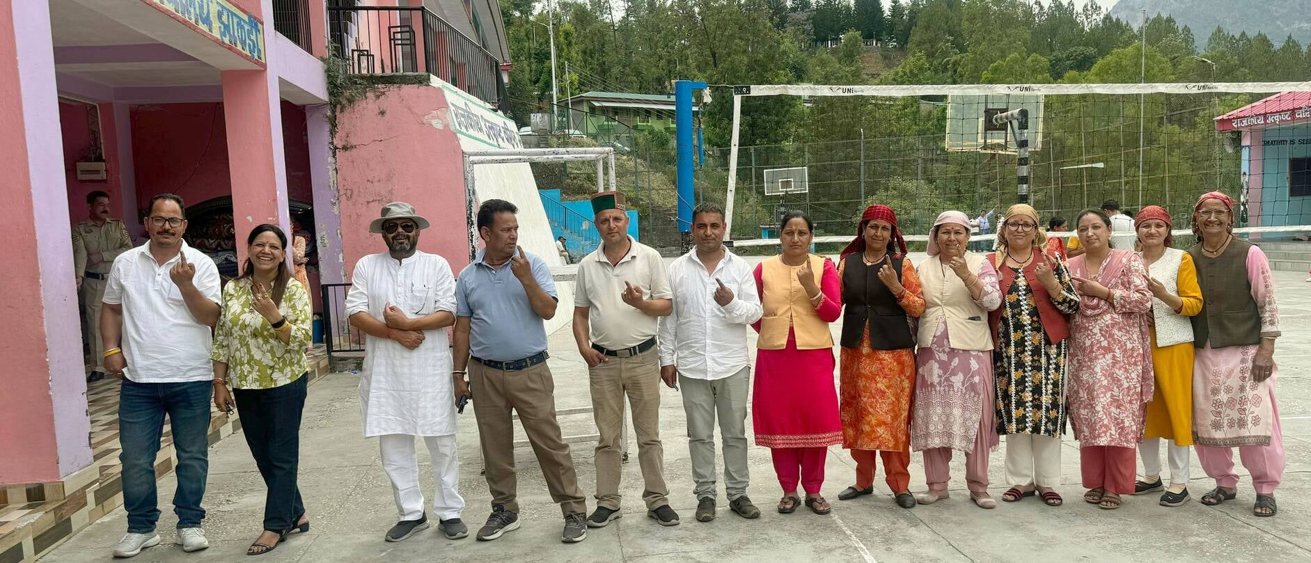 ग्राम पंचायत किरण के बूथ पर 3:00 बजे के बाद भी लंबी लाइन रही और करीब 50-60 लोगों ने 3:00 बजे के