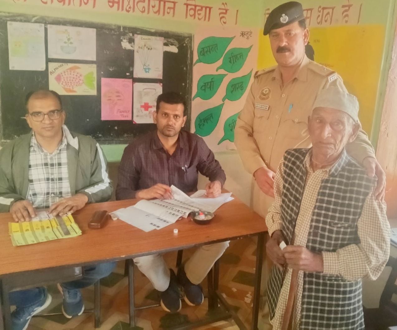 ग्राम पंचायत किरण के बूथ पर 3:00 बजे के बाद भी लंबी लाइन रही और करीब 50-60 लोगों ने 3:00 बजे के