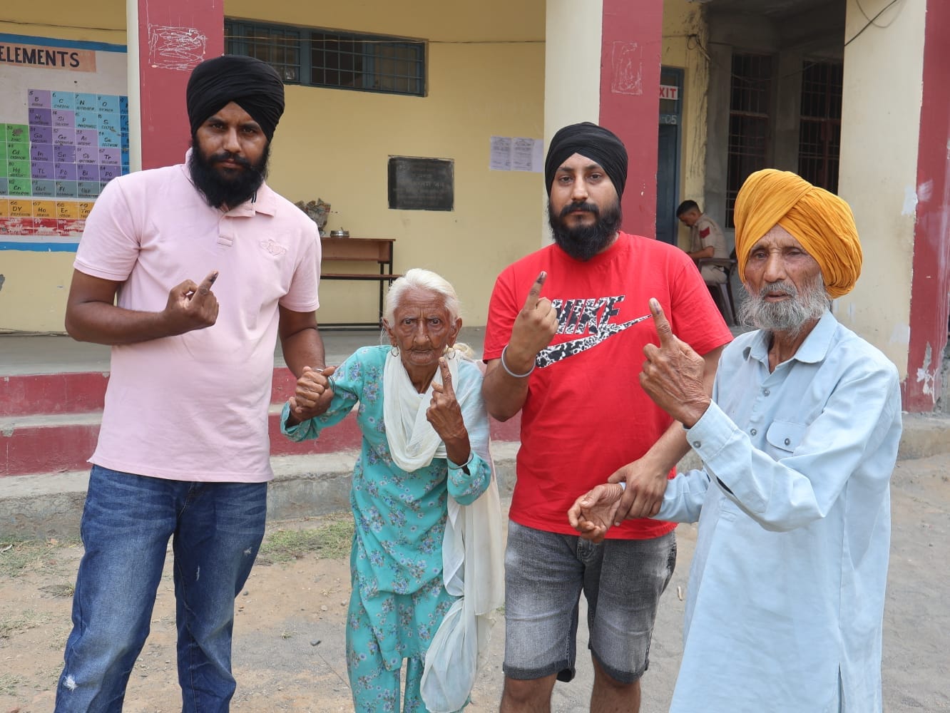 ग्राम पंचायत शिवपुर में मतदान करने जाते 105 वर्षीय सरदार रतन सिंह सगी। संवाद