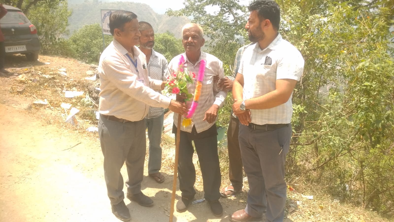 ग्राम पंचायत शिवपुर में मतदान करने जाते 105 वर्षीय सरदार रतन सिंह सगी। संवाद