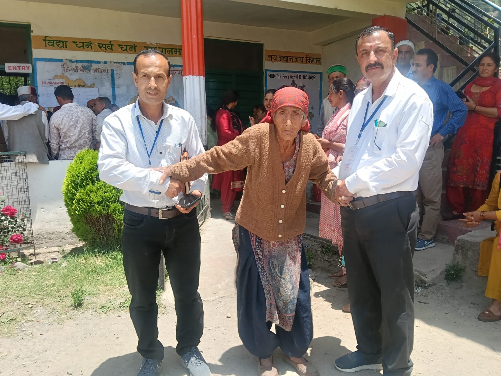 ग्राम पंचायत शिवपुर में मतदान करने जाते 105 वर्षीय सरदार रतन सिंह सगी। संवाद