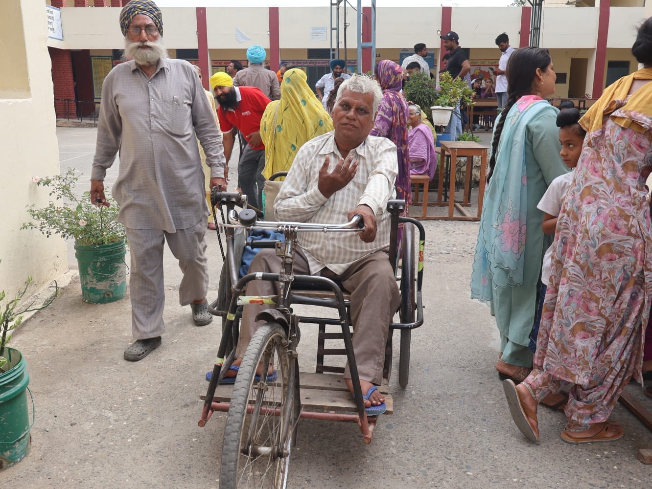 ग्राम पंचायत शिवपुर में मतदान करने जाते 105 वर्षीय सरदार रतन सिंह सगी। संवाद
