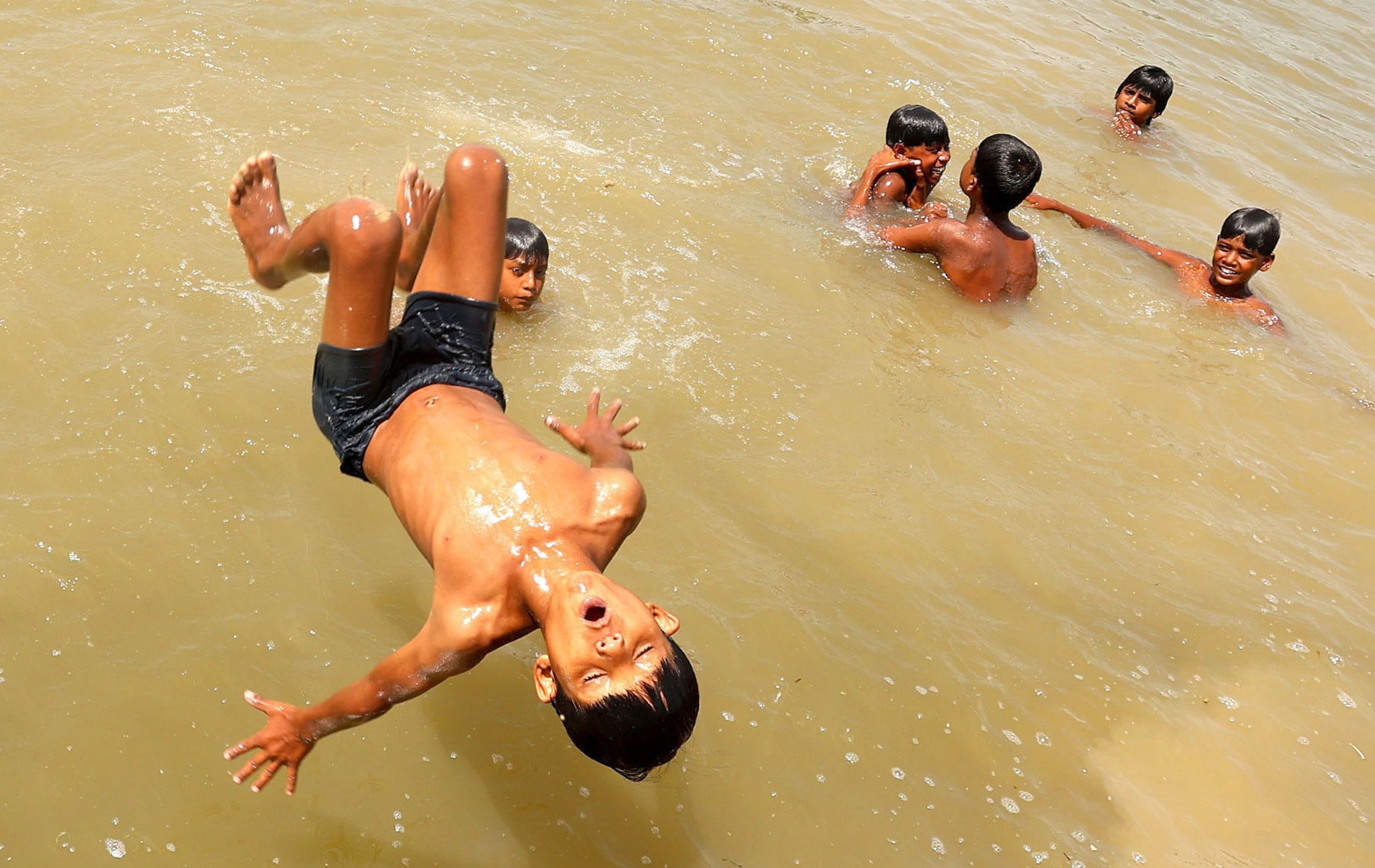 गर्मी से राहत पाने के लिए गोमती में नहाते बच्चे। गर्मी से राहत पाने के लिए गोमती में नहाते बच्चे।