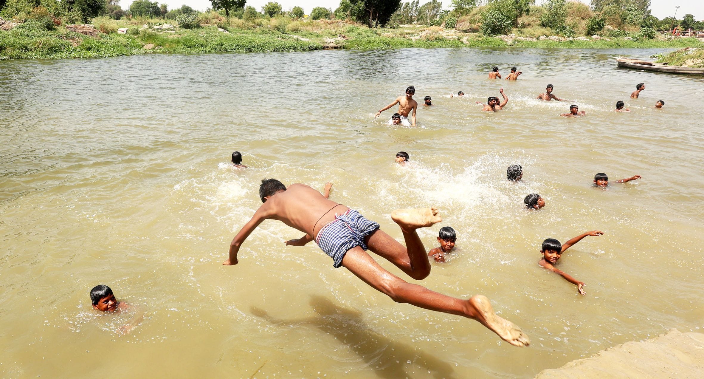 गर्मी से राहत पाने के लिए गोमती में नहाते बच्चे। गर्मी से राहत पाने के लिए गोमती में नहाते बच्चे।
