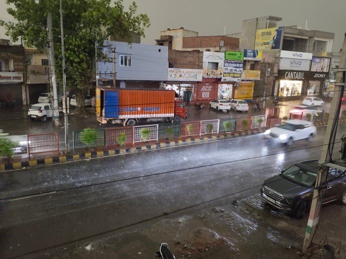 गांव जांडवाला बागड़ में तेज अंधड़ से टूटा मोबाइल टॉवर। स्रोत ग्रामीण गांव जांडवाला बागड़ में तेज अंधड़ से टूटा मोबाइल टॉवर। स्रोत ग्रामीण