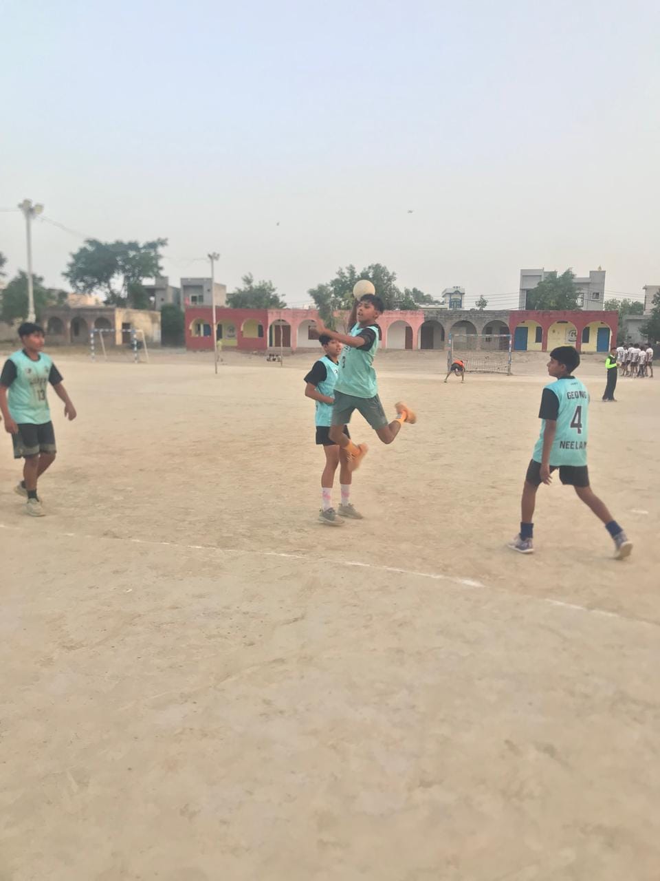 ग्योंग में आयोजित होने वाली हैंडबॉल प्रतियोगिता के लिए अभ्यास करते खिलाड़ी। स्वयं ग्योंग में आयोजित होने वाली हैंडबॉल प्रतियोगिता के लिए अभ्यास करते खिलाड़ी। स्वयं