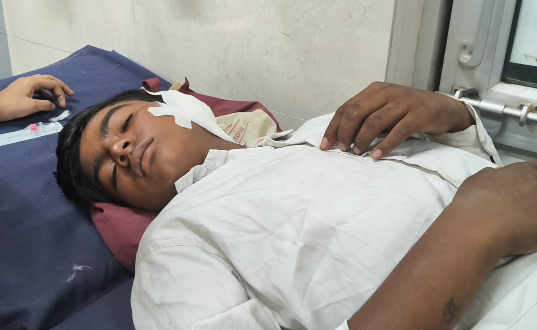 हादसे में घायल लोग। हादसे में घायल लोग।