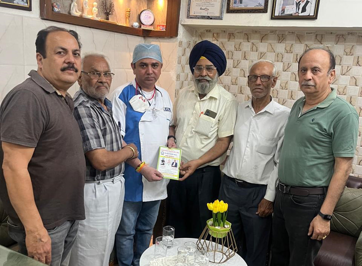 कार्यक्रम के मुख्यातिथि डॉ अतुल चानना को निमंत्रण पत्र देते हुए पंजाबी सोसायटी के सदस्य।