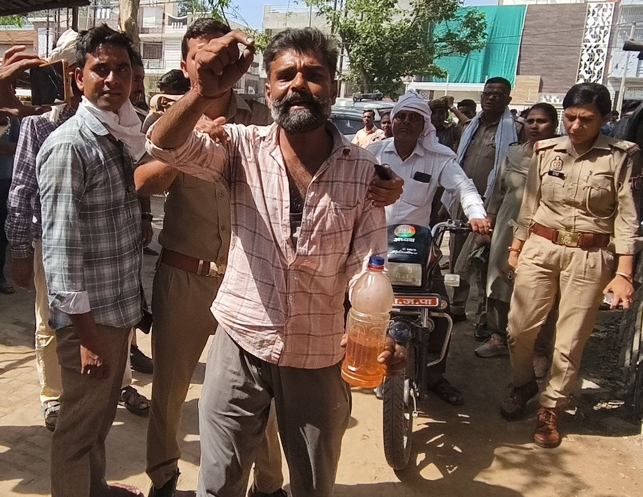 किसानों को समझाते पुलिस कर्मी। संवाद