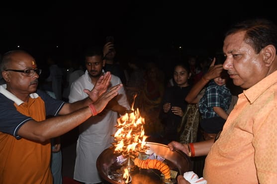 कुड़ियाघाट पर गोमती की आरती हुई।