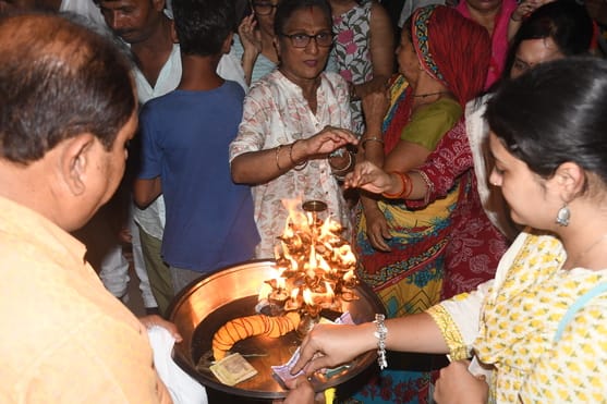 कुड़ियाघाट पर गोमती की आरती हुई।