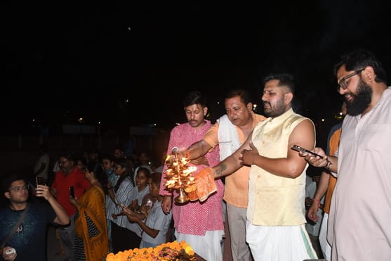 कुड़ियाघाट पर गोमती की आरती हुई।