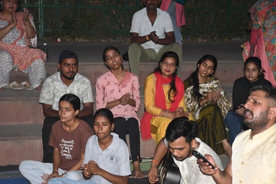 कुड़ियाघाट पर गोमती की आरती हुई।