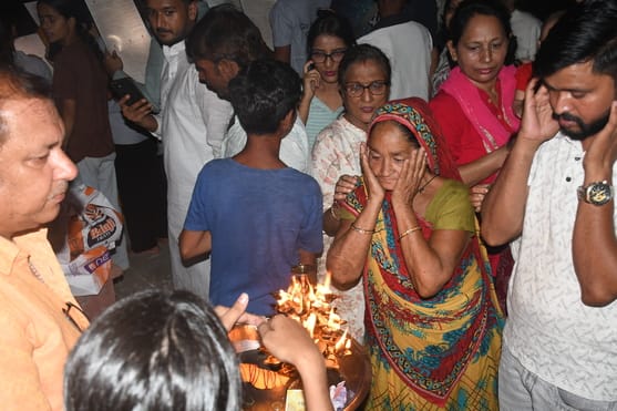 कुड़ियाघाट पर गोमती की आरती हुई।