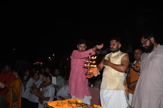 कुड़ियाघाट पर गोमती की आरती हुई।