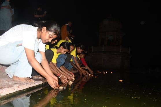 कुड़ियाघाट पर गोमती की आरती हुई।