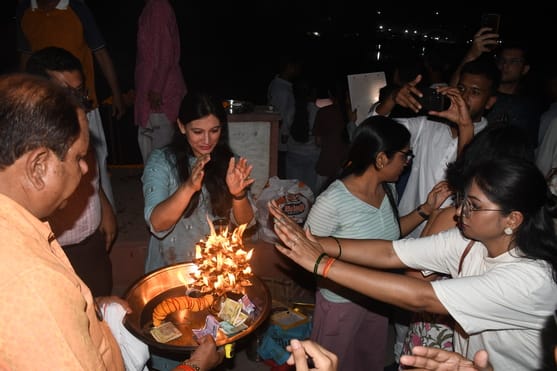 कुड़ियाघाट पर गोमती की आरती हुई।