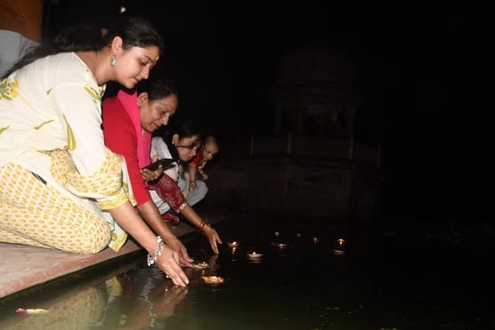 कुड़ियाघाट पर गोमती की आरती हुई।