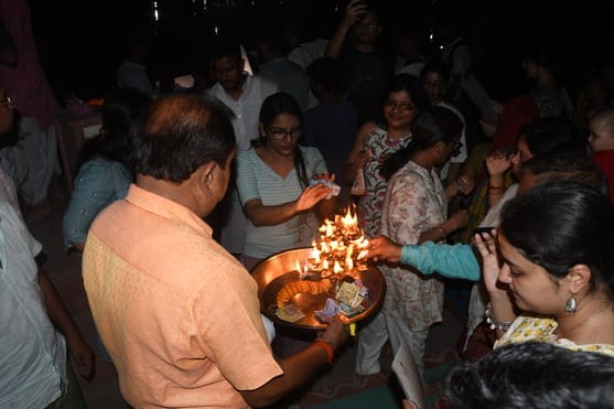 कुड़ियाघाट पर गोमती की आरती हुई।