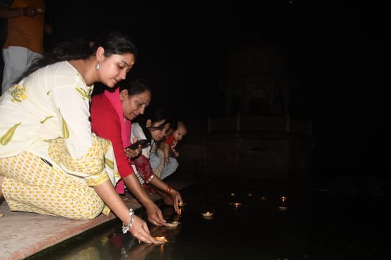 कुड़ियाघाट पर गोमती की आरती हुई।