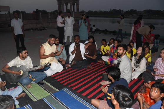 कुड़ियाघाट पर गोमती की आरती हुई।
