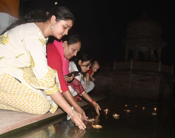कुड़ियाघाट पर गोमती की आरती हुई।